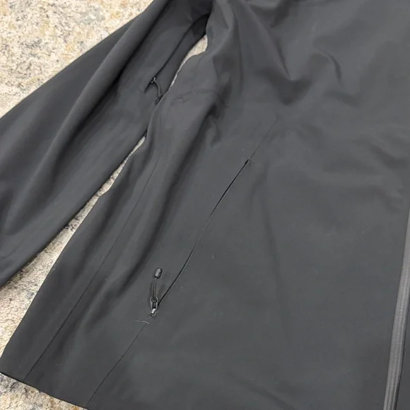 The North Face Men's Black Raincoat - Picture 3 of 8
